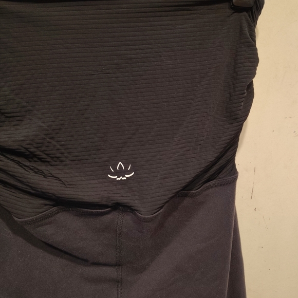 Beyond The Bump Yoga Black Cropped Capri Maternity Leggings Sz M Athletic Casual - Picture 8 of 8